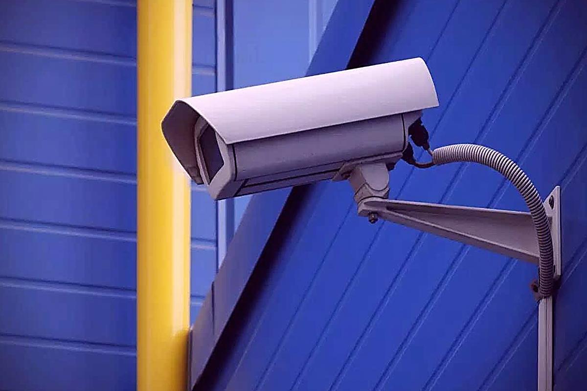 眼镜蛇扣一按即合，单手操作无压力，寒冷手套也能轻松秒开！